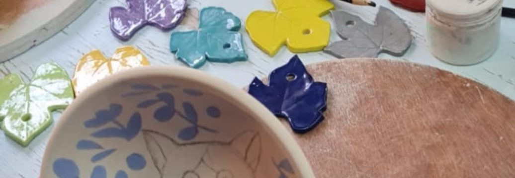 בסטודיו "כלים לחיים" תוכלו להזמין מראש שולחן, לתכנן את היצירה (כל רעיון והשראה מהפינטרסט) ולצייר להנאתכם באווירה נעימה ורגועה. הזמנתם מקום, הגעתם ואז.. בוחרים כלי, ממגוון הכלים בסטודיו, מתכננים, מעצבים וצובעים עם צבעי הפלא🪄 במכחולים ובעזרים נוספים שבסטודיו🎨🖌 מעל 100 צבעי גלזורה ייחודיים שאחרי השריפה יהיו מבריקים ויפיפיים. יש מבחר מאוד גדול של כלים בצורות דקורטיביות ושימושיות, וכן פסלונים אריחים וחיות המתאימים גם לילדים ונוער. הדרכה ניתנת במקום. זוהי הזדמנות נפלאה ליצירת רגעים בלתי נשכחים וכלים ייחודיים משלכם הזמינו מקום ובואו לבחור את היצירה שלכם🫶 ניתן לעשות מסיבות יום הולדת, מסיבות רווקות, מפגשים משפחתיים וגיבושים חברתיים במקום עד 30 איש. גיבוש קבוצות ממקומות עבודה וארגונים שונים